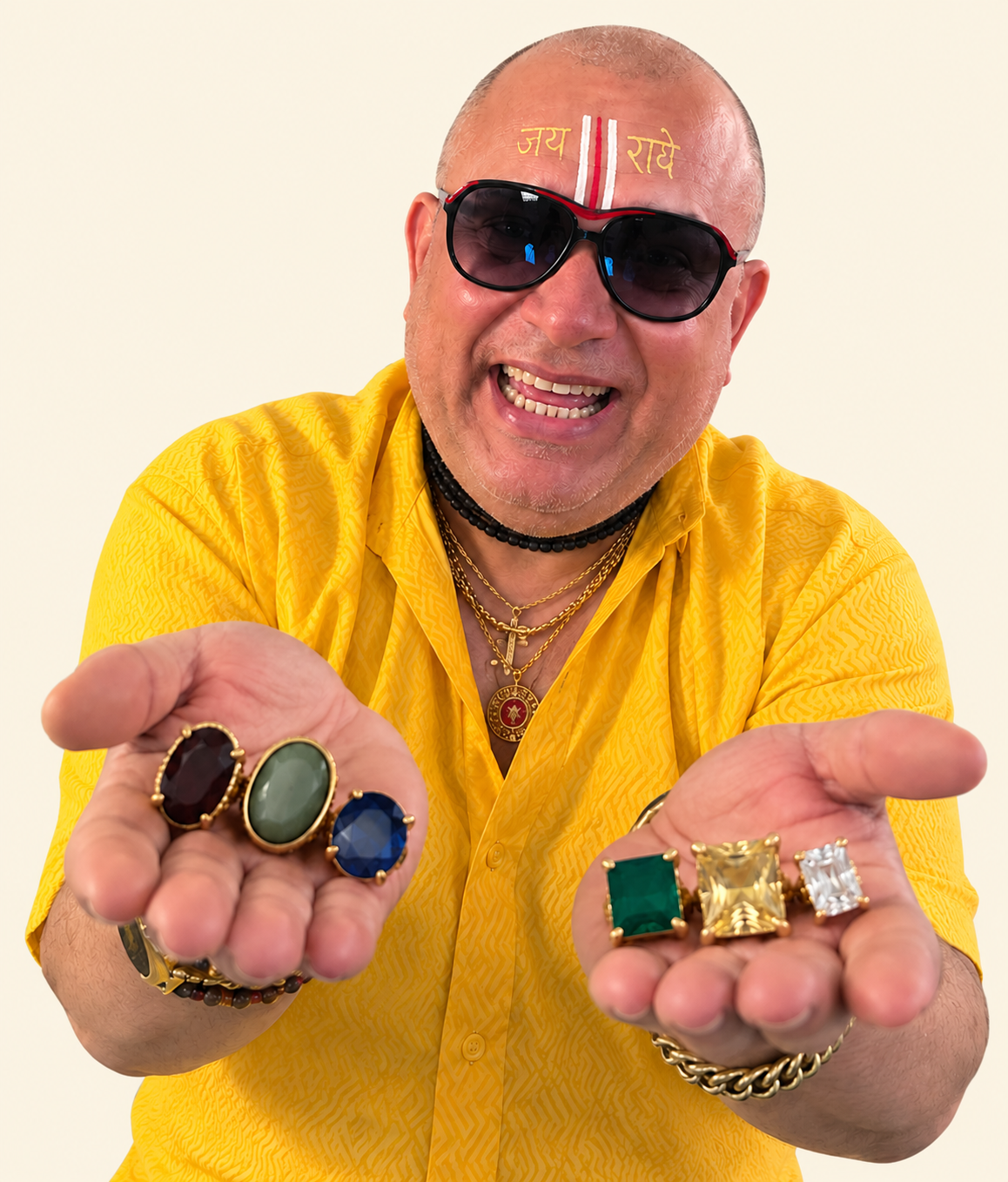 Maestro Ramanuja Das mostrando gemas astrológicas